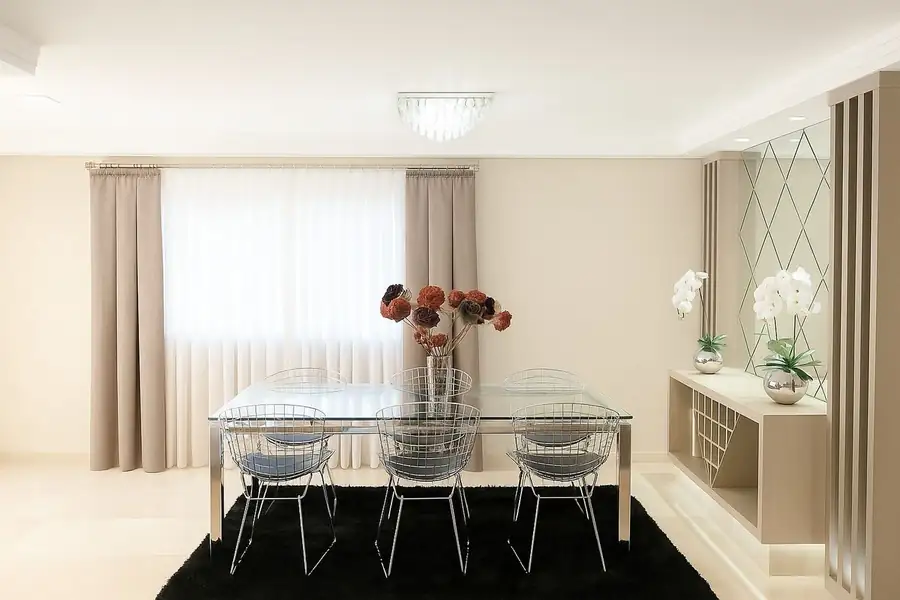 Cortina de tecido prega macho com voil e laterais em linho, sob medida em sala de jantar - Teófilo Decor