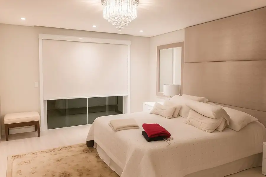 Cortina rolô blackout com guias laterais em quarto de casal - Teófilo Decor