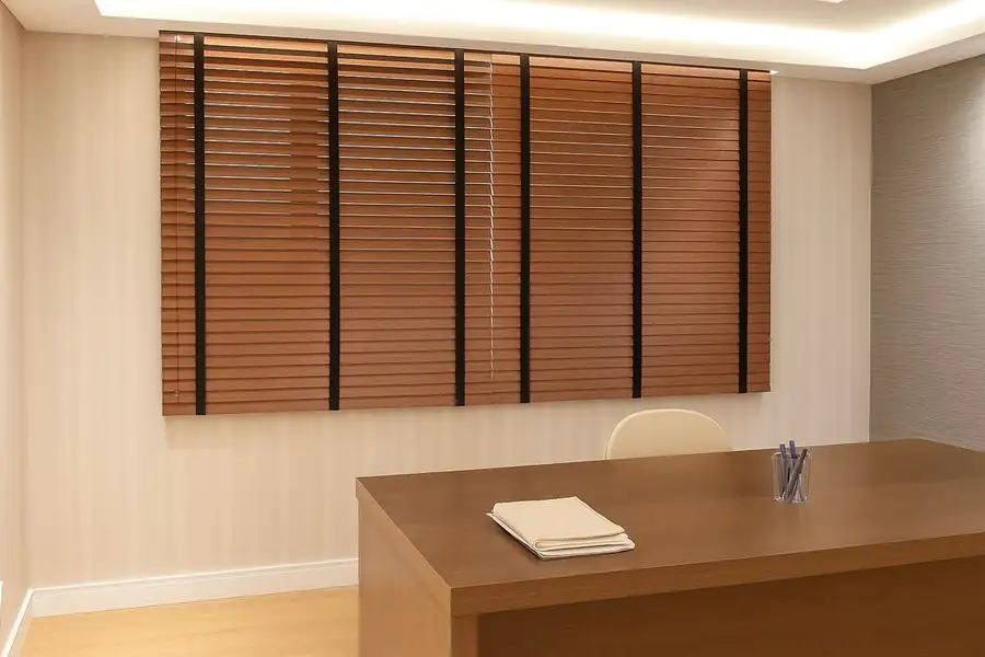 Persiana horizontal de madeira com fita, sob medida em escritório - Teófilo Decor