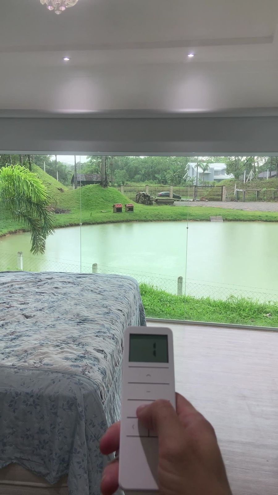 Persiana motorizada sob medida em quarto, com acionamento por aplicativo - Teófilo Decor